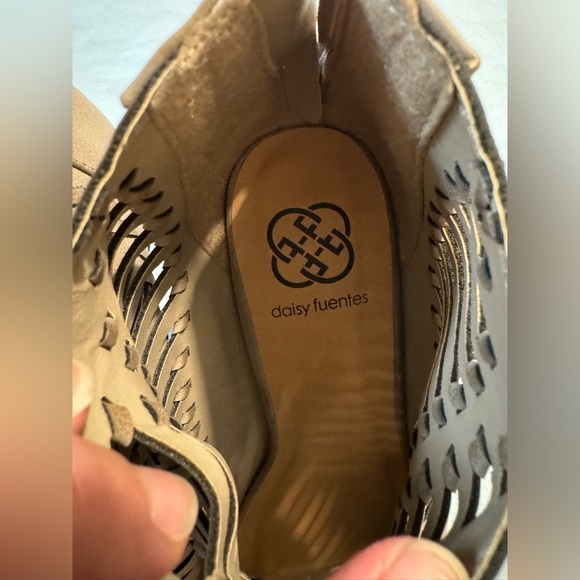 Daisy Fuentes peep toe heels - Picture 4 of 7